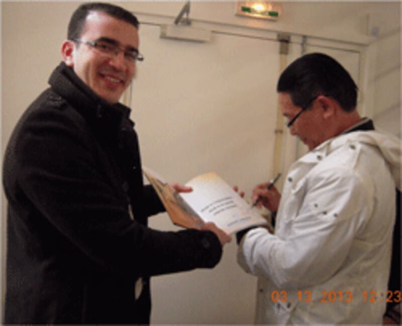 Blogger Huỳnh Ngọc Chênh 'được xin chữ ký'. Photo by Tường An/RFA.