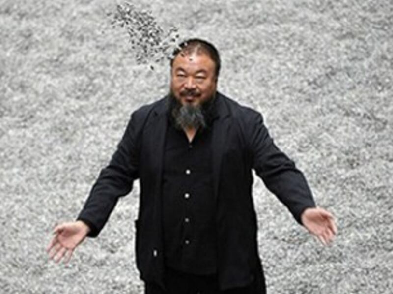 图片:艾未未与他的作品《葵花籽》。(艾未未工作室)