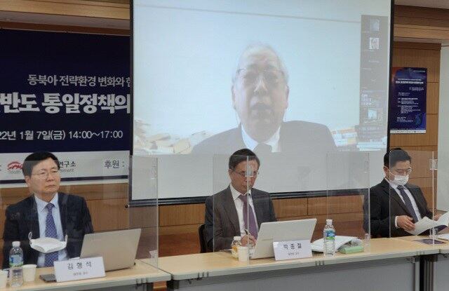 7일 한국 내 통일학술연구단체 샌드연구소가 주최한 국제포럼에서 이즈미 하지메 도쿄국제대 교수가 발언하고 있다.