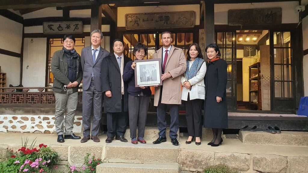 '문장강화'로 이름난 월북작가 이태준의 생전 모습을 담은 사진을 초머 모세 주한 헝가리 대사가 찾아내 이태준의 증손녀에게 전달했다고 지난 2020년 11월 26일 소식을 전했다.  사진은 당시 46세의 이태준이 1950년 12월 부다페스트를 방문했을 때 조선 여성 동맹 초대 위원장인 박정애, 헝가리 정부 인사를 담고 있다.  사진은 이태준이 살았던 성북구 성북동의 고택을 카페로 만든 '수연산방'에서 수연산방 대표이자 이태준의 증손녀인 조상명 씨에게 전달됐다.  사진은 수연산방에서 열린 전달식의 초머 대사(오른쪽 세 번째)
