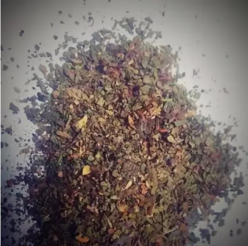ئۇيغۇر ئاپتونوم رايونى قاراماي شەھىرى قاراماي رايونى جامائەت خەۋپسىزلىك ئىدارىسى تەڭرىتاغ رايونى ساقچىخانىسى زەھەر چېكىملىك چېكىش، سېتىش دېلوسىدا قولغا چۈشۈرگەن «موخوركا»، «ناتاشا»، «چاچ» (يەنە گۈل دەپمۇ ئاتىلىدۇ) دېيىلىدىغان زەھەر. قاراماي