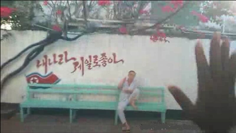 탄자니아 다레살람의 마고메니 지역에 있는 북한병원에서 남자 의사가 잠시 휴식을 취하고 있다. (동영상 캡쳐) RFA PHOTO/ 홍알벗