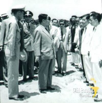 Ông Trần Tấn Quốc (người mang kiếng đen) trong một lần tháp tùng Tổng thống Ngô Đình Diệm. Courtesy cailuongvietnam.