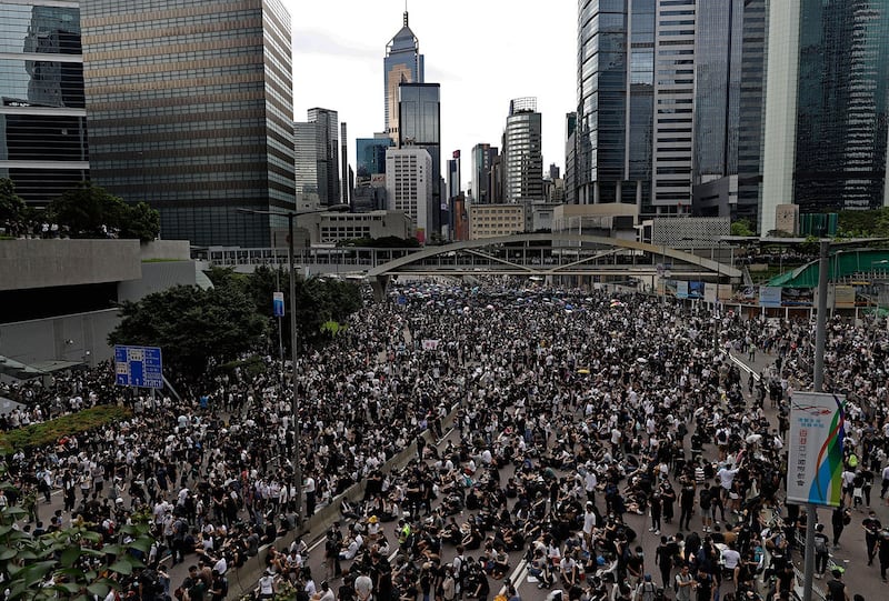 2019年6月12日,大批香港市民在立法会外反《逃犯条例》。(美联社)