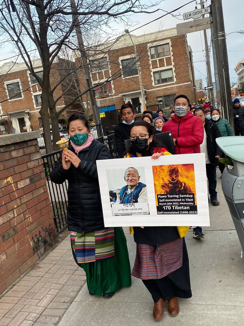 众人4月2日在多伦多大街上游行，还计划于6日在中国领事馆前抗议。(西藏青年会多伦多分会提供)