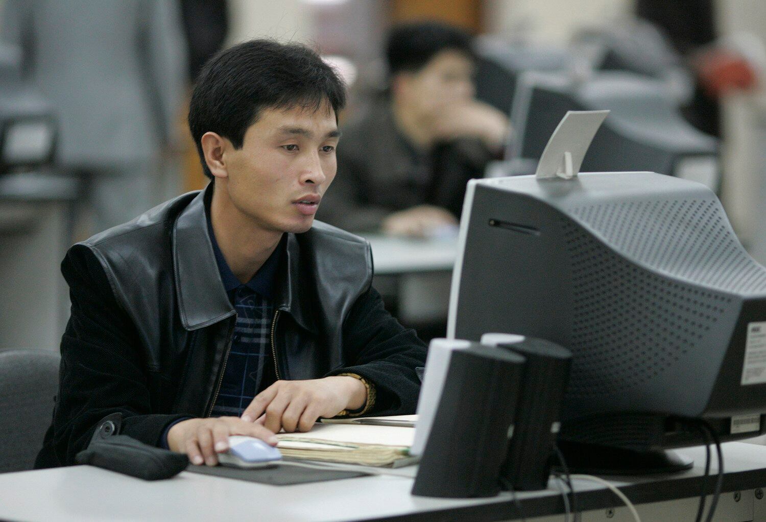 한 남자가 평양에 있는 인민대학습당 교실의 컴퓨터 모니터를 보고 있다.
