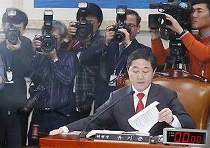 유기준 국회 외교통일위원회 위원장이 지난 11월 24일 국회 외교통일위원회 전체회의에서 북한인권법을 상정하고 있다.