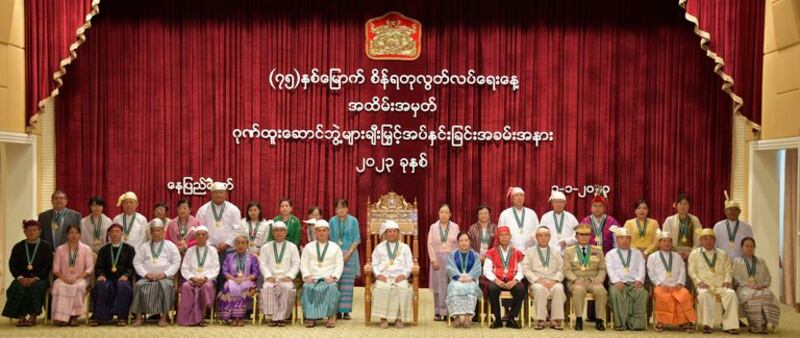 ၂ဝ၂၃ ခုနှစ် ဇန်နဝါရီလ ၁ ရက်နေ့က နေပြည်တော်တွင် ပြုလုပ်သည့် ဂုဏ်ထူးဆောင်ဘွဲ့ချီးမြှင့်ပွဲ အခမ်းအနားတွင် ဘွဲ့တံဆိပ်ရရှိကြသူများအား တွေ့ရစဉ်။ (Photo: Myanmar Military)