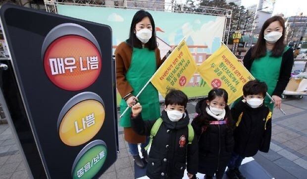 지난 2017년 서울 청계광장에서 유한킴벌리 관계자들과 모델들이 미세먼지ㆍ황사 대응 요령을 소개하고 있다.