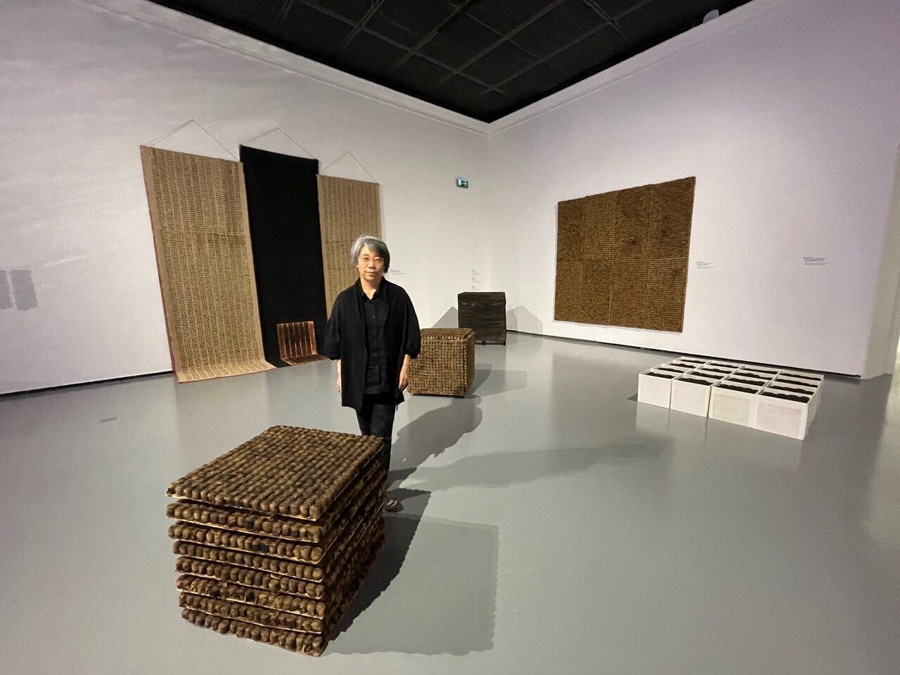 김공산 작가가 폴랜드의 수도 바르샤바 현대 미술관(Ujazdowski Castle Centre of Contemporary Art)에 전시된 자신의 작품 앞에서 포즈를 취하고 있다.