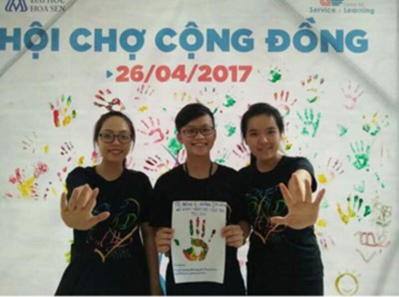 Các bạn trẻ ủng hộ phong trào.