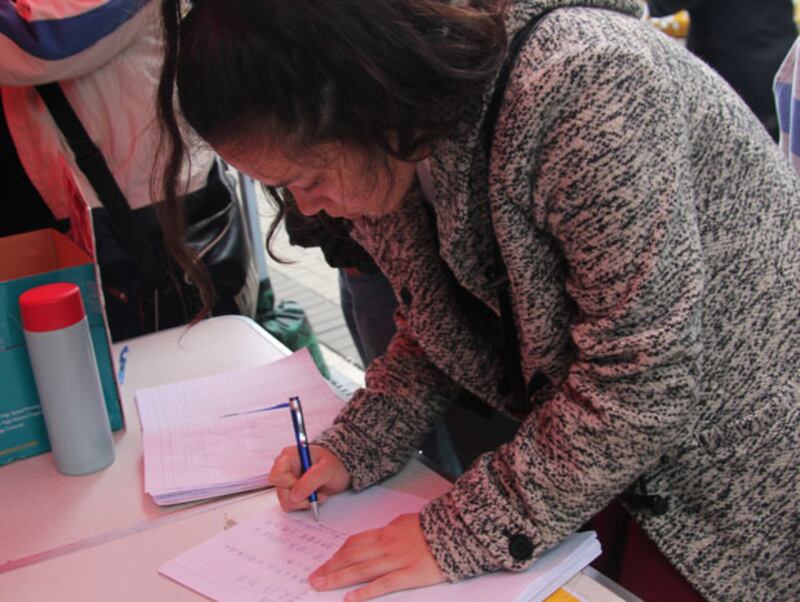 來自紐西蘭的Wilson特意來到金鐘佔領區為絕食的學生打氣。（粵語部文宇晴攝）