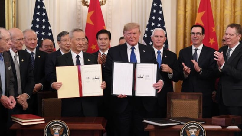 美中已签署第一阶段贸易协议，但重点是要看中国是否履约。(法新社)