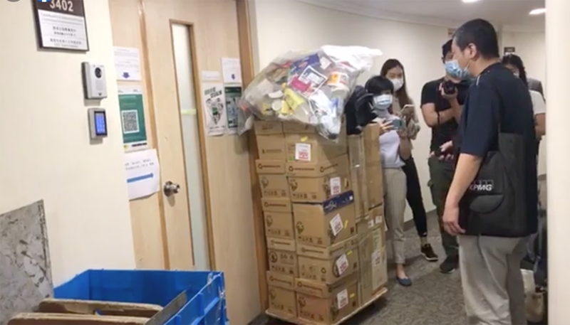 胡先生被拒入辦公室取家中門匙，被迫露宿街頭。（職工盟直播截圖）