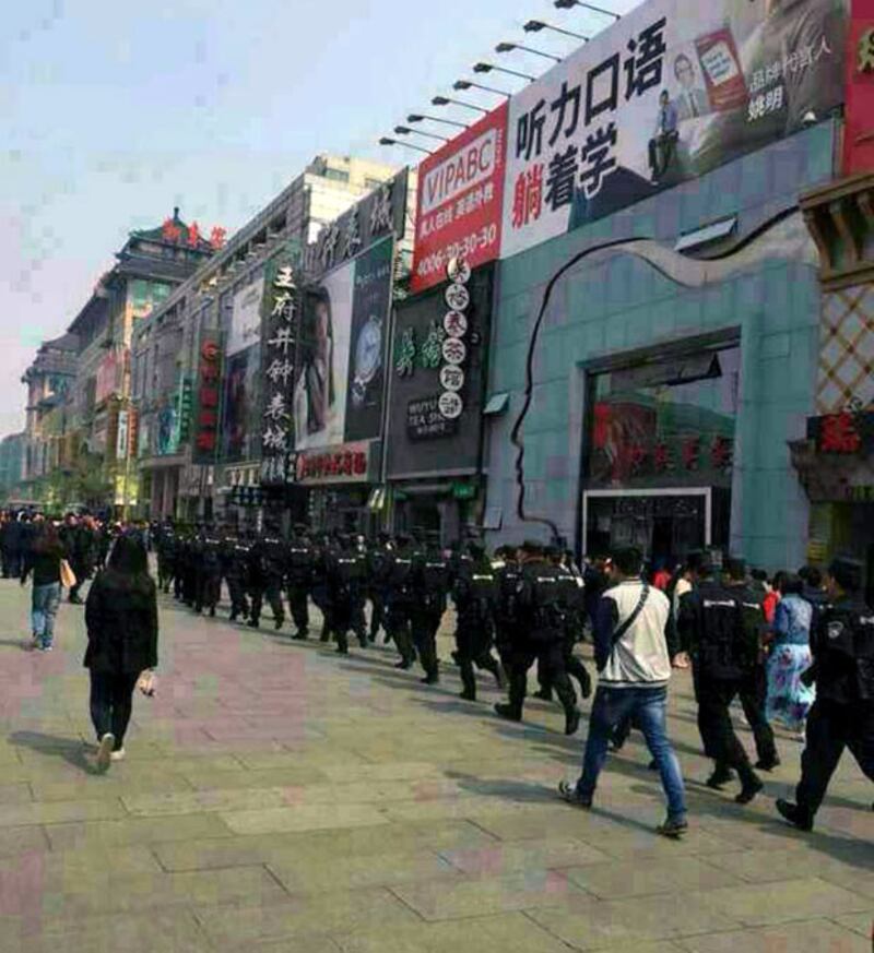 2015年4月4日，大批警員趕到王府井大街，封鎖現場，將喝下農藥傷者送院。（現場人士提供)