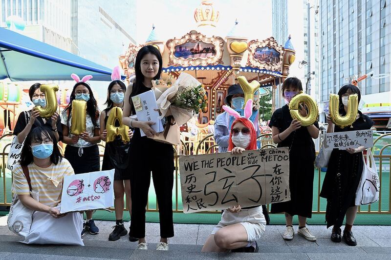 2022年8月10日，弦子（周晓璇）抵达北京第一中级法院，并于与支持者合影。（法新社）