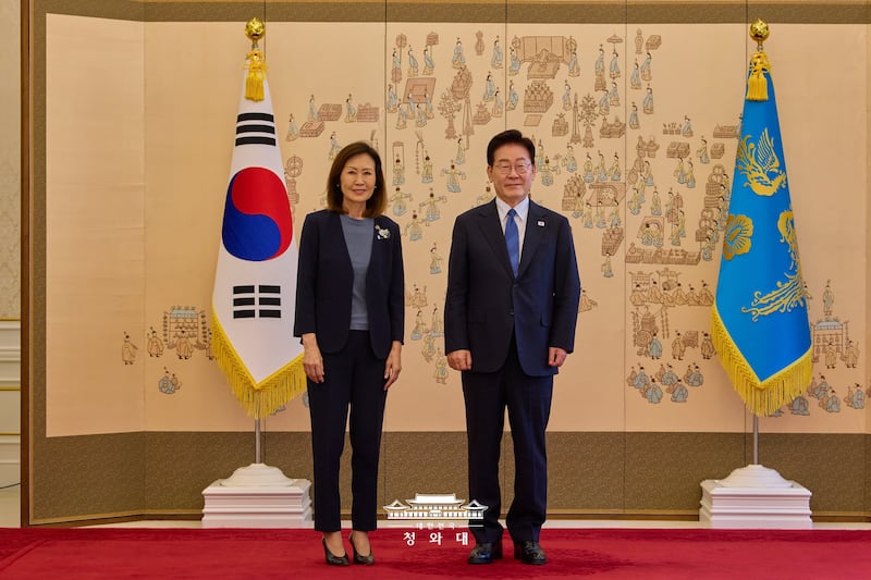 12일 청와대에서 열린 주한대사 신임장 제정식에서 이재명 한국 대통령이 미셸 스틸 주한미국대사와 기념사진을 촬영하고 있다.