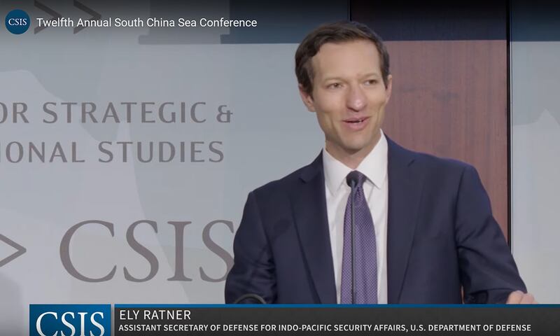 7月26日，美国国防部负责印太安全事务的助理部长拉特纳（Ely Ratner）在华盛顿智库战略暨国际研究中心（CSIS）“南海问题年度会议”上发表主旨演说时，对解放军在区域渐增的挑衅行为提出警告。（视频截图）