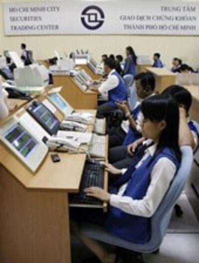 Nhân viên làm việc tại Trung tâm Giao dịch Chứng khoán TP. HCM