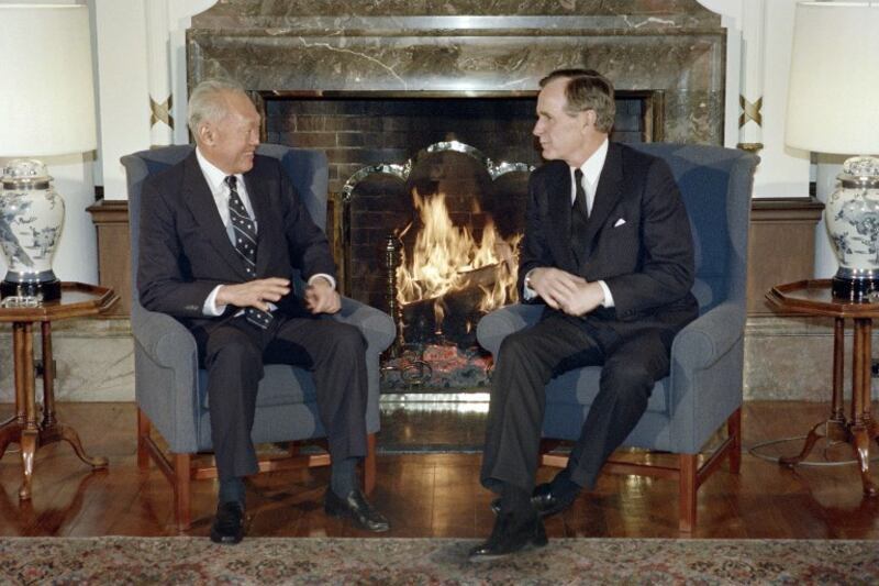 Thủ tướng Singapore Lý Quang Diệu nói chuyện với Tổng thống Mỹ George Bush tại dinh thự chính của đại sứ Mỹ tại Tokyo ngày 24 tháng 2 năm 1989 sau khi tham dự đám tang của Hoàng đế HIrohito.