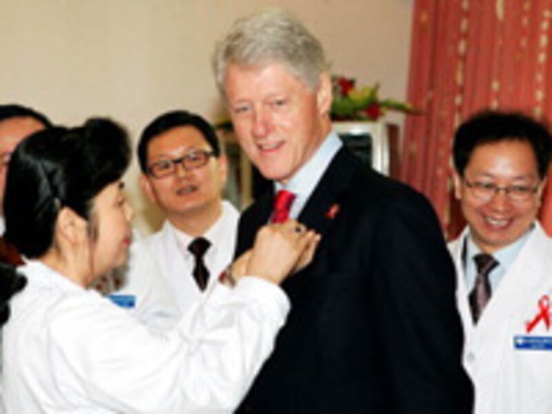AidsClintonBeijing_200.jpg