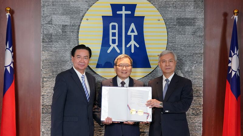 台湾与中美洲银行(CABEI)视讯签署协定,台湾外交部长吴钊燮(左1)、财政部长苏建荣(左2)、中央银行总裁杨金龙(左3)。(财政部提供)