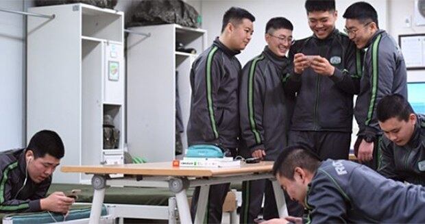 경기도 가평군의 한 부대에서 병사들이 통화와 문자메시지 전송, 인터넷 강의 시청 등 자유롭게 휴대전화를 사용하고 있다.
