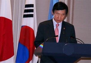 윤병세 외교부장관이 23일(현지시간) 뉴욕 맨해튼 월도프 아스토리아호텔에서 열린 '북한 인권 고위급 회의'에서 북한 인권 개선을 위한 남북간 대화를 제의하고 있다. 이날 회의는 존 케리 미 국무장관이 주재했으며 윤 장관외에 일본의 기시다 후미오 외무상, 제이드 알 후세인 유엔 인권최고대표, 탈북자 신동혁씨 등이 참석했다.