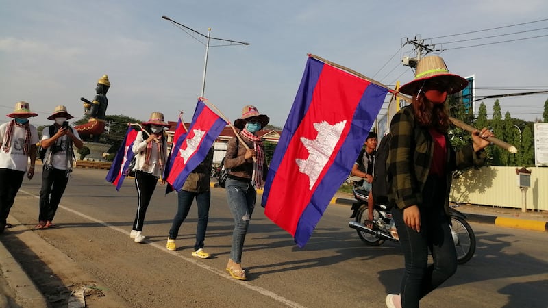 សកម្មជនចលនា ខ្មែរថាវរៈ ធម្មយាត្រាដោយសន្តិវិធី និងកូដកម្មបង្អត់អាហារ នៅថ្ងៃទី៩ ខែឧសភា ឆ្នាំ២០២០ ទាមទាររដ្ឋាភិបាលឱ្យជួយធ្វើអន្តរាគមន៍ទៅស្ថាប័នមីក្រូហិរញ្ញវត្ថុ និងធនាគារ ពន្យារពេលទារប្រាក់ពីពលរដ្ឋ ក្នុងគ្រាជំងឺ covid-19 កំពុងរាតត្បាត។