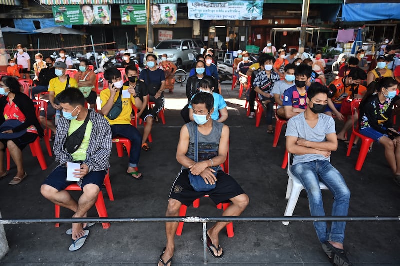 ၂ဝ၂၁ ခုနှစ် ဇန်နဝါရီ ၁၀ ရက်နေ့က ထိုင်းနိုင်ငံ ဘန်ကောက်မြို့ရှိ Covid -19 ကိုရိုနာဗိုင်းရပ် ကူးစက်မှု စမ်းသပ်ရေးဆေးခန်းတွင် တွေ့ရသည့် မြန်မာရွှေ့ပြောင်းအလုပ်သမားများ။ ( Photo : AFP )