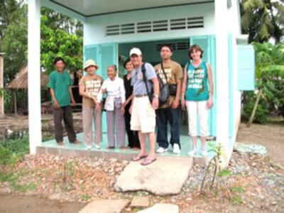 Ông bà Joseph Hursey chụp cùng bà Trần thị Hai 