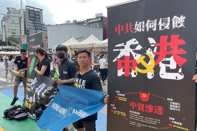 赴汤（图右一）表示，希望身在民主自由之地的台湾人要以港被渗透的事例为鑑。（陈子非摄）