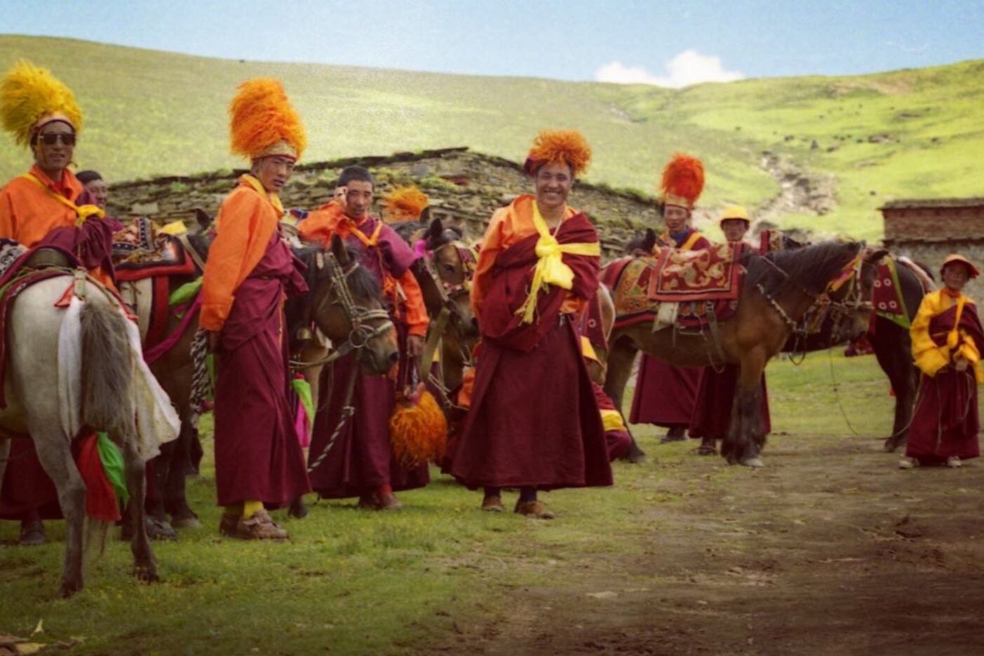 红龙乡参加赛马的僧众。(唯色1999年摄影)