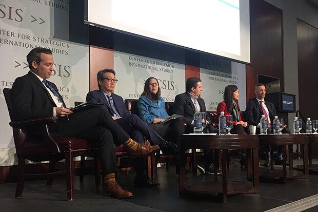 미국의 민간 연구기관인 전략국제문제연구소(CSIS)가 주최한 ‘미북 정상회담 전망’(Prospects for the Trump-Kim Vietnam Summit)에서 참석자들이 의견을 나누고 있다. (왼쪽부터 닉 쉬프린 PBS 외교담당 기자, 빅터 차 전략국제문제연구소 한국 석좌, 로라 로젠버거 전 백악관 국가안보회의(NSC) 한국∙중국 담당 국장, 마크 리퍼트 전 주한 미국대사, 수미 테리 전략국제문제연구소 선임연구원, 리처드 존슨 전 백악관 국가안보회의(NSC) 비확산 담당 국장)