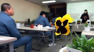 천안교도소 재소자들이 교도소에서 실시중인 원예관련 직업훈련을 받고 있다.