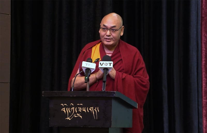 རྒྱ་གར་རྒྱལ་ཡོངས་བོད་དོན་རྒྱབ་སྐྱོར་ཚོཊ་པའི་ཚོགས་ཆེན་བརྒྱད་པའི་མཛད་སྒོར་གསུང་བཤད་གནང་བཞིན་པ།