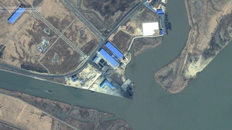 중국 단둥시는 북·중 무역의 주요 도시로 이미 한 개의 항구를 보유하고 있지만, 이곳에 또 하나의 항구를 지었다. 실제로 중국은 2014년부터 이 항구를 통해 북한산 석탄을 수입하기 시작했다. 확장 공사 이전 항고의 모습. 2014년 3월 1일 촬영 