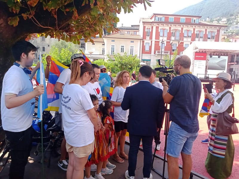 تىبەت دوستلۇق جەمئىيىتىدىن بەتتىنا ئەككەر تاراتقۇلارنىڭ زىيارىتىنى قوبۇل قىلماقتا. 2024-يىلى 12-ئاۋغۇست، لۇكارنو