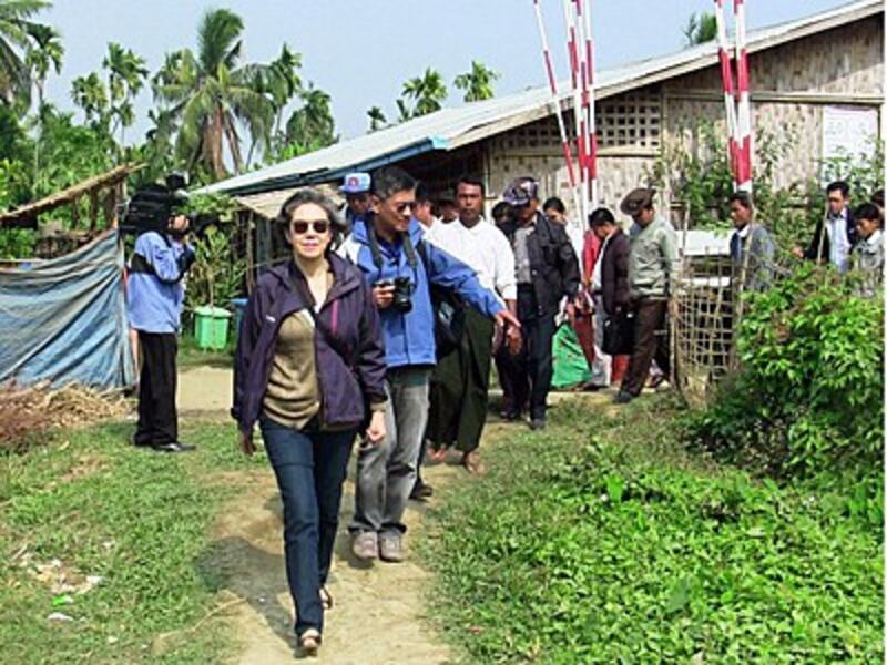 Yanghee Lee (C), the U.N.'s special envoy on human rights in Myanmar, leaves a camp for internally displaced persons in Myebon township in western Myanmar's Rakhine state, Jan. 9, 2015. Credit: AFP