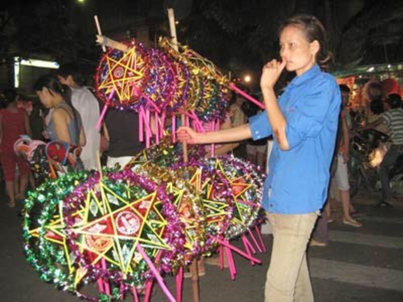 Đèn ông sao ế ẩm. Cô bé bán đèn ngôi sao đứng cả đêm chẳng có người mua