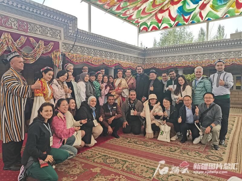 2023-يىللىق ياش خىتايشۇناسلارنى تەربىيەلەش پىروگراممىسىغا قاتناشقان كۇرسانتلار بىلەن ئىپارخان باغچىسىدىكى ئارتىسلارنىڭ خاتىرە سۈرىتى.2023-يىلى 18-ئۆكتەبىر، قەشقەر