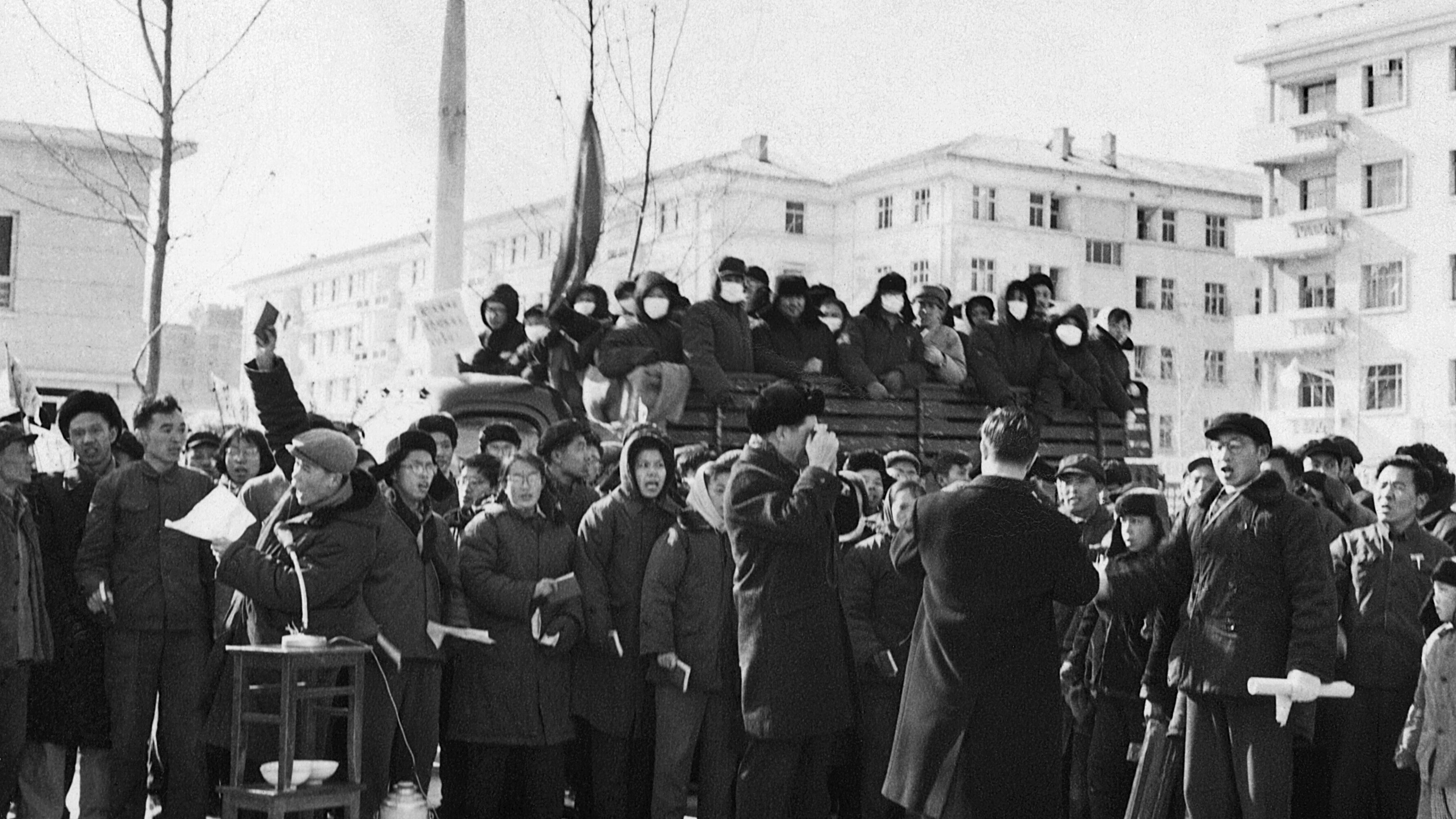 资料照:1967年1月,群众在北京法国大使馆前举行示威活动,正值文革期间。