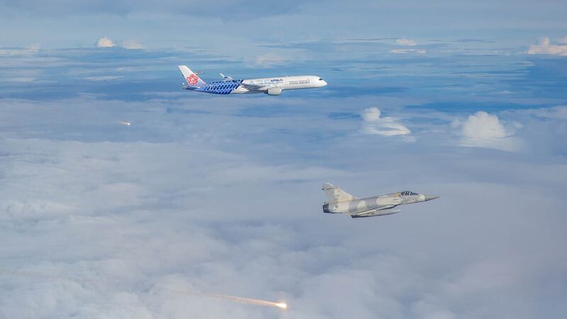 台灣空軍派出四架幻象戰機在空中發射「熱焰彈」歡迎台灣國手回歸。（軍聞社Twitter圖片 / 2021年8月4日）