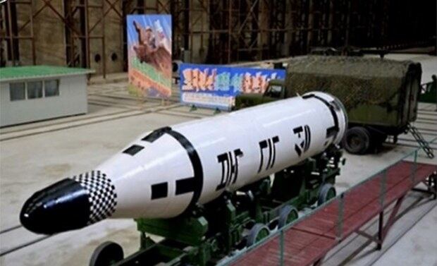 조선중앙TV가 공개한 잠수함발사탄도미사일(SLBM). 
