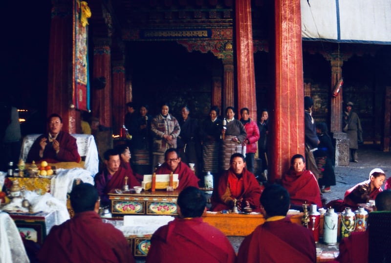 1997年萨嘎达瓦在大昭寺的法会上遇见了我的上师。（唯色拍摄）