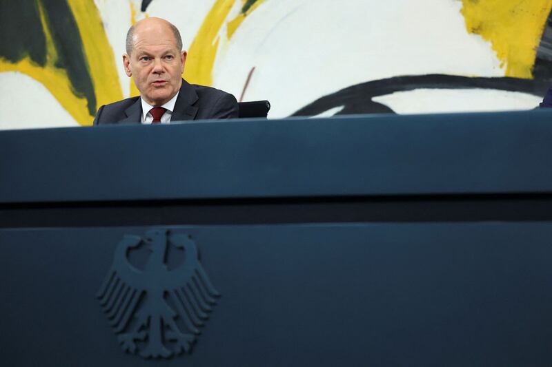 گېرمانىيە باش مىنىستىرى ئولاف شولىز(Olaf Scholz) مۇخبىرلارنىڭ زىيارىتىنى قوبۇل قىلماقتا. 2022-يىلى 2-نويابىر، بېرلىن، گېرمانىيە.