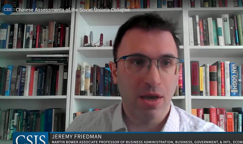 美国哈佛大学工商管理副教授杰瑞米·弗里德曼(Jeremy Friedman)在研讨会上表示,随着时间的推移,中国方面对苏联解体的评估有所改变。(视频截图/CSIS官网)