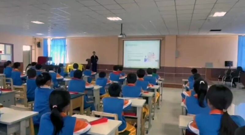 乌鲁木齐市达坂城区委网信办在该区西沟乡小学,对学生进行“互联网不是法外之地”宣传。(网络图片/古亭提供)
