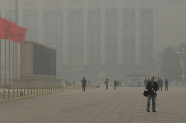 2013年3月8日北京市环保监测中心称,当日北京部份地区空气质量处于严重污染(6级)水平。(法新社图片)