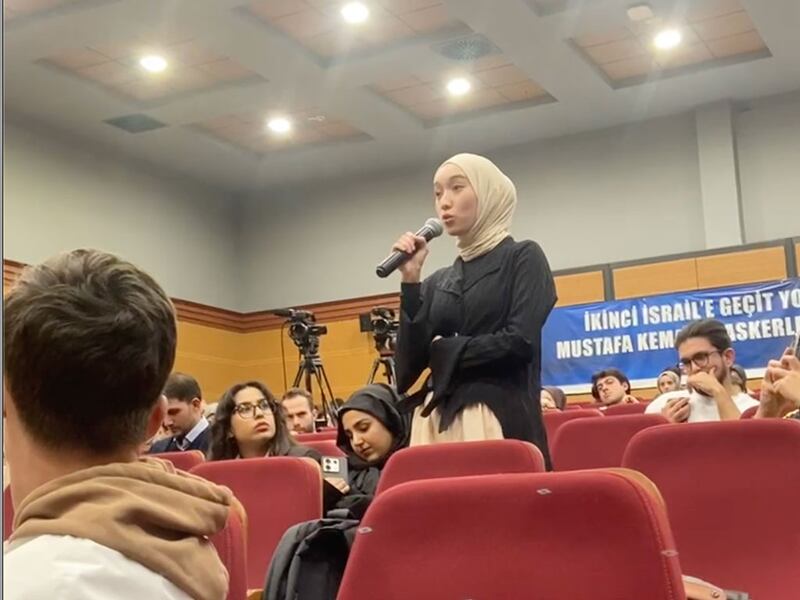 ئىستانبۇل ئۇنىۋېرسىتېتى ئاخباراتچىلىق كەسپىنىڭ 4-يىللىقىدا ئوقۇۋاتقان ئۇيغۇر قىزى نەفىسە ئوغۇز سوئال سوراۋاتىدۇ. 2024-يىلى 24-ئۆكتەبىر، ئىستانبۇل